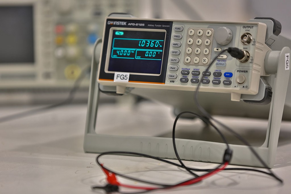 Gw_20INSTEK_20AFG2125_20Arbitrary_20Function_20Gen-min